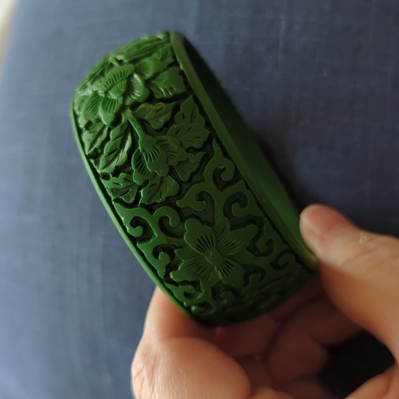 Vintage Forrest Green Faux Carved Asian Floral Cinnabar Bangle Maiden Size - Picture 7 of 8